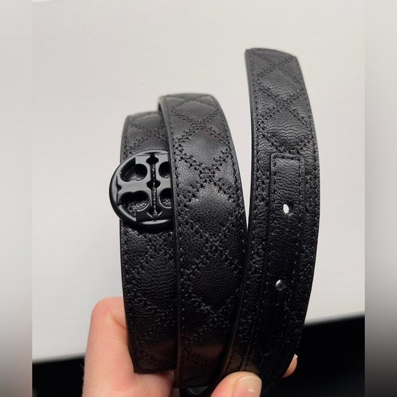 Tory Burch Women's Willa Skinny Quilted Leather Belt 1 inch - Picture 2 of 9